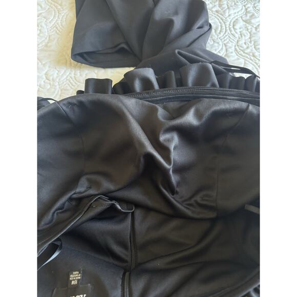 NWOT Xscape Ruffled Off-the-Shoulder Short Sleeve Crepe Sheath Gown – Size 18 - Picture 14 of 16